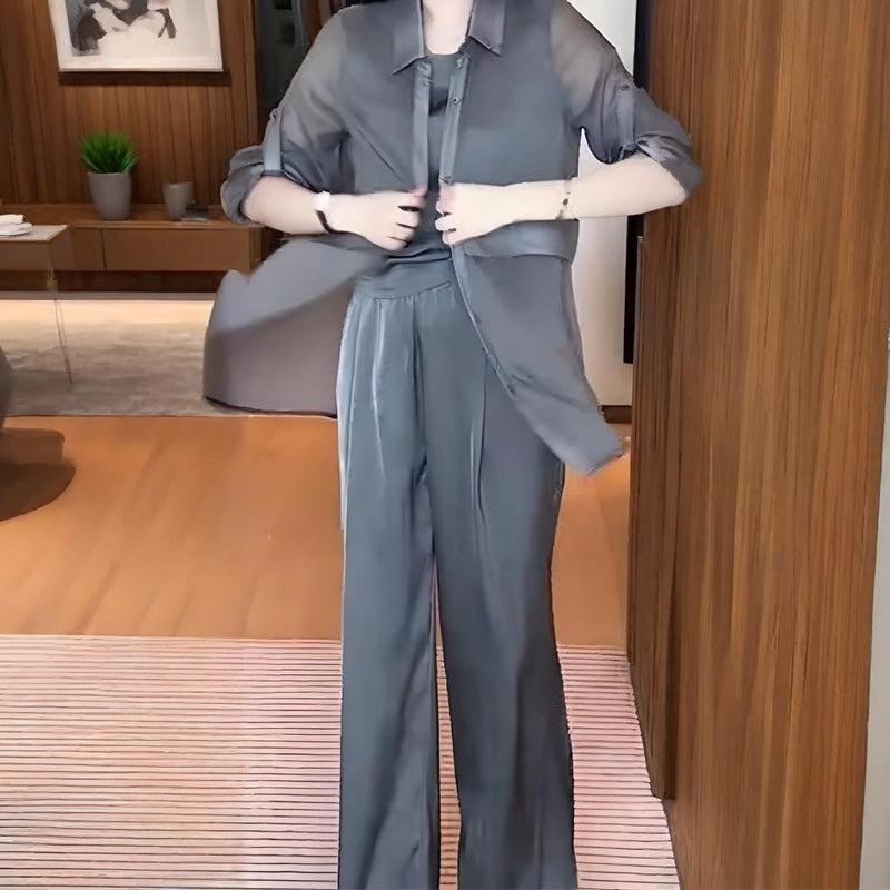 Dreiteiliges Frauen-Set aus Hemdjacke, Weste und Hose