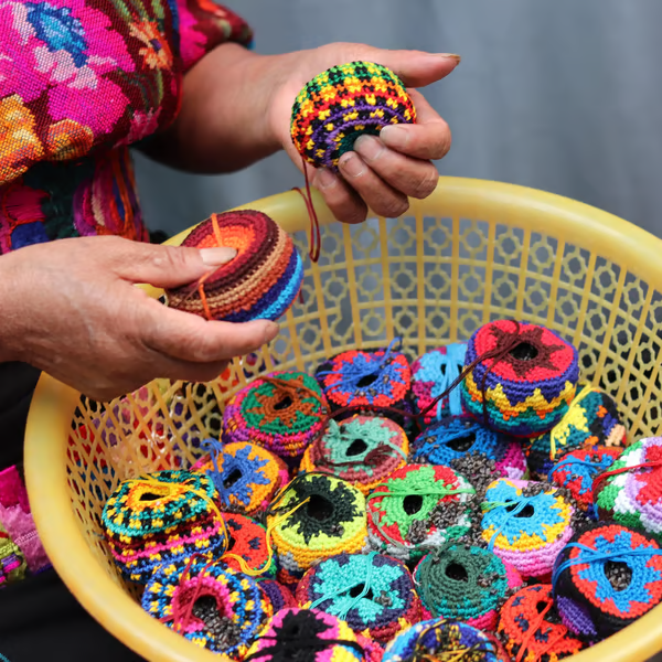 đGestrickter Multicolor Hacky Sack â Handlich & Stressabbau ⨠FĂźr Freizeit & Outdoor-SpaĂ