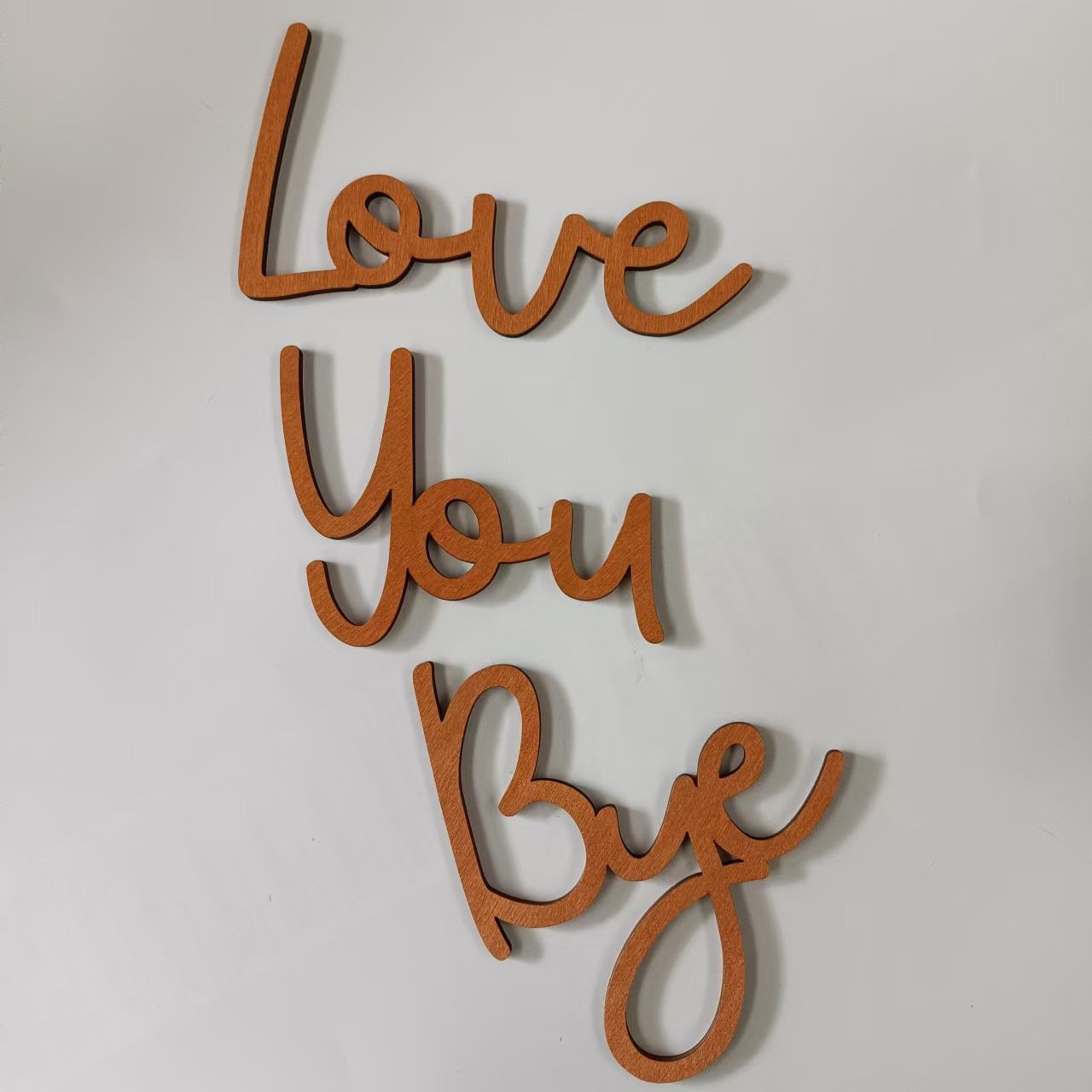 ✨ 50 % Rabatt – Boho-Wanddekor aus Holz – „LOVE YOU BYE“-Schriftzug, rustikaler Stil & vielseitig für Zuhause 🌿