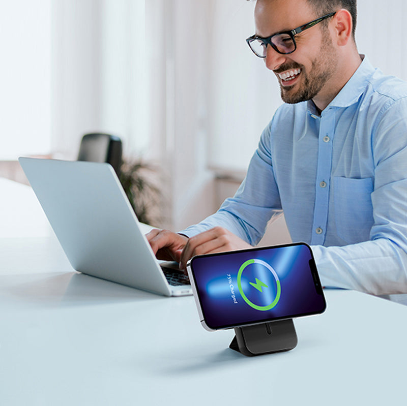 Tragbare magnetische Powerbank mit faltbarem Ständer