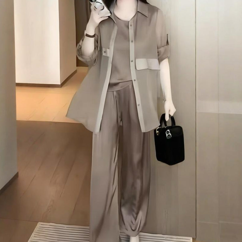 Dreiteiliges Frauen-Set aus Hemdjacke, Weste und Hose