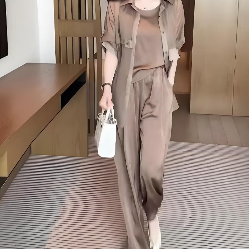 Dreiteiliges Frauen-Set aus Hemdjacke, Weste und Hose