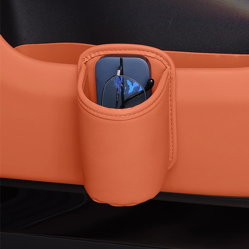 🥳 SONDERANGEBOT 2026 – über 50.000 mal verkauft! 🚗🧺 50 % Rabatt auf den Leder-Getränkehalter für die Autotür. ✅ Große Öffnung für Getränke & Handy 🔒 Sicherer Halt durch Clip-Befestigung 🛡️ Strapazierfähiges PU-Leder in eleganter Optik
