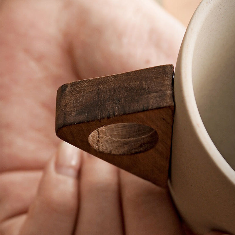 Vintage-Kaffeebecher mit Holzgriff und Untertasse ☕️