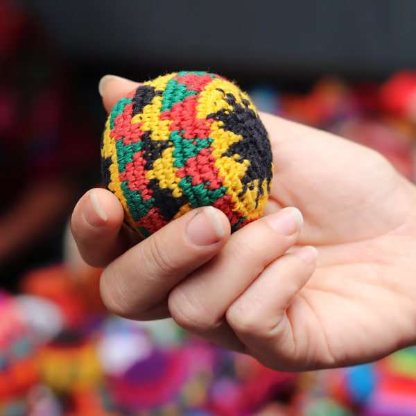 🌈Gestrickter Multicolor Hacky Sack – Handlich & Stressabbau ✨ Für Freizeit & Outdoor-Spaß