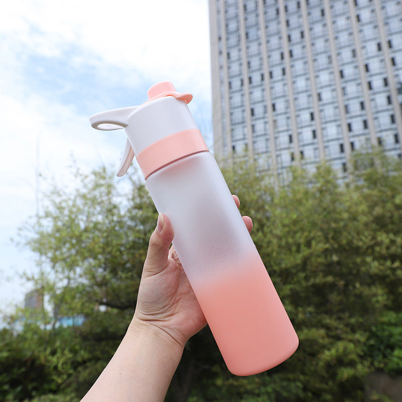 🌬️ 2-in-1 Trinkflasche mit Sprühkopf – erfrischt & befeuchtet Haut, perfekt für heiße Tage, Radfahren, Wandern & Camping