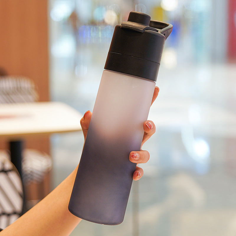 🌬️ 2-in-1 Trinkflasche mit Sprühkopf – erfrischt & befeuchtet Haut, perfekt für heiße Tage, Radfahren, Wandern & Camping