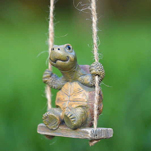 ⏰ 50 % RABATT – Nur für kurze Zeit 🐢 Gartenfigur Schildkröte auf Schaukel 🌿 Deko aus Kunstharz für Garten, Terrasse & Balkon