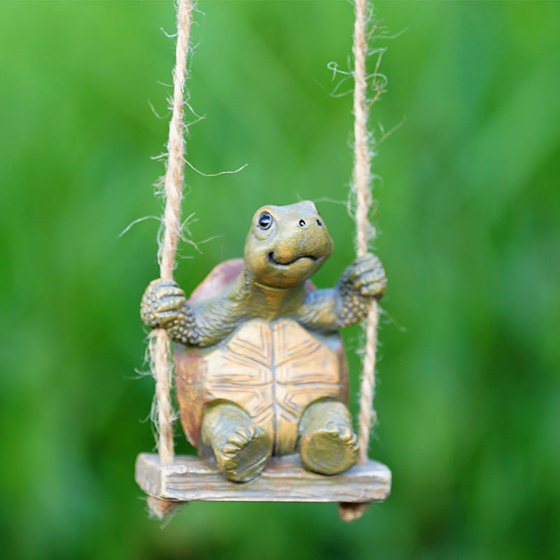 ⏰ 50 % RABATT – Nur für kurze Zeit 🐢 Gartenfigur Schildkröte auf Schaukel 🌿 Deko aus Kunstharz für Garten, Terrasse & Balkon