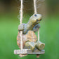 ⏰ 50 % RABATT – Nur für kurze Zeit 🐢 Gartenfigur Schildkröte auf Schaukel 🌿 Deko aus Kunstharz für Garten, Terrasse & Balkon