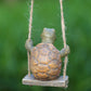 ⏰ 50 % RABATT – Nur für kurze Zeit 🐢 Gartenfigur Schildkröte auf Schaukel 🌿 Deko aus Kunstharz für Garten, Terrasse & Balkon