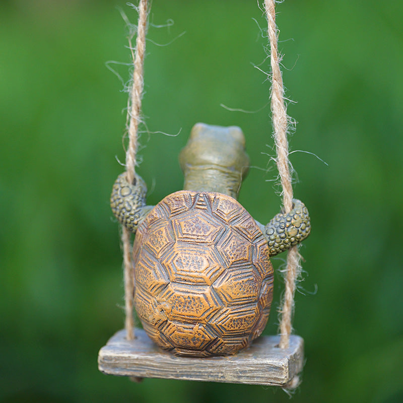 ⏰ 50 % RABATT – Nur für kurze Zeit 🐢 Gartenfigur Schildkröte auf Schaukel 🌿 Deko aus Kunstharz für Garten, Terrasse & Balkon