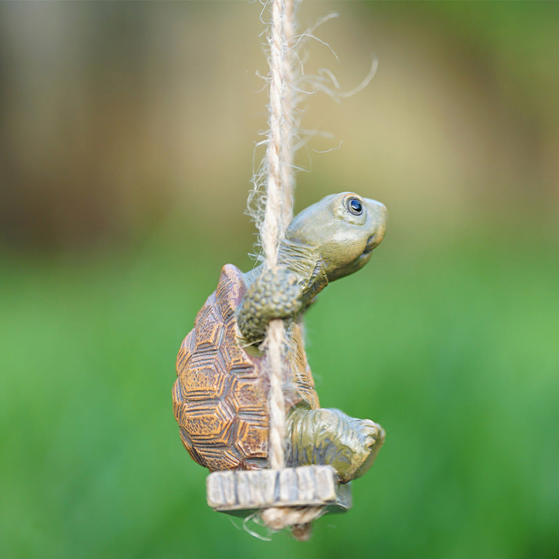 ⏰ 50 % RABATT – Nur für kurze Zeit 🐢 Gartenfigur Schildkröte auf Schaukel 🌿 Deko aus Kunstharz für Garten, Terrasse & Balkon